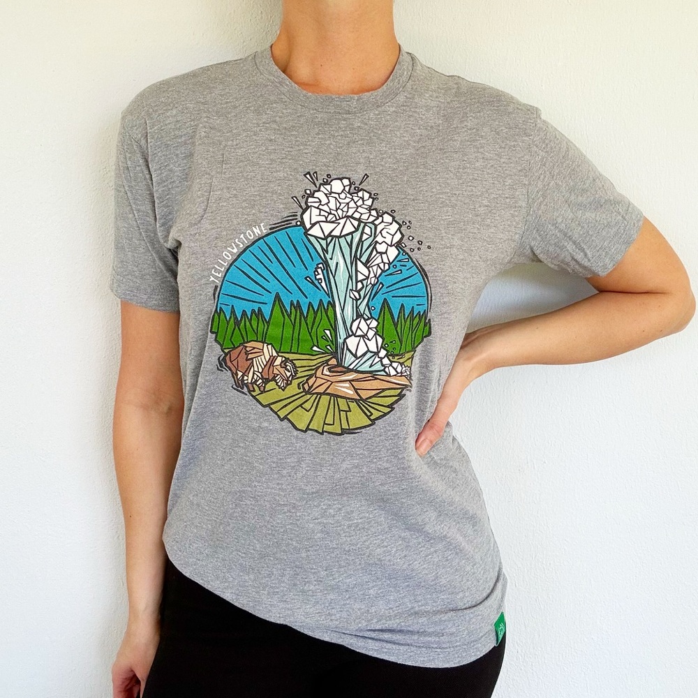 Yellowstone Old Faithful geyser buffalo stained glass gray tee size small